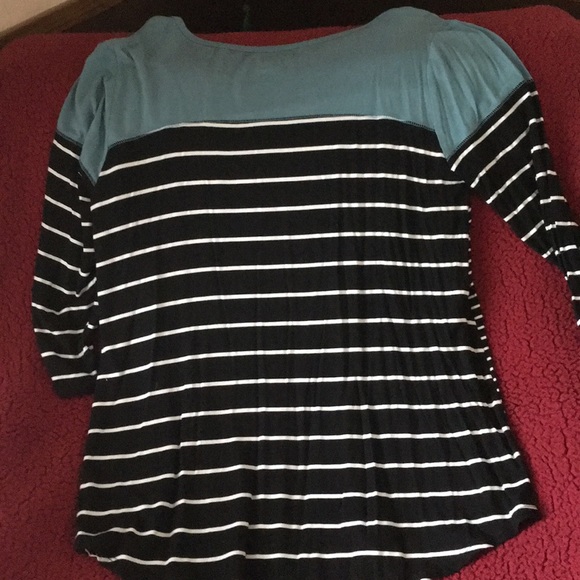 Nice top - Picture 2 of 2